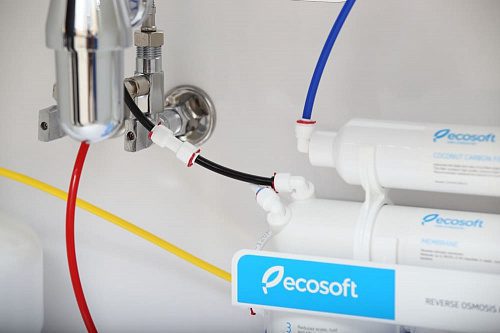 Фильтр обратного осмоса Ecosoft Absolute подключен